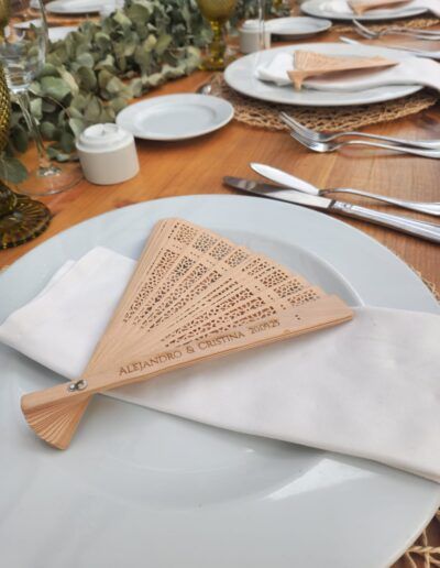 ABANICOS DE MADERA PARA BODA PERSONALIZADOS