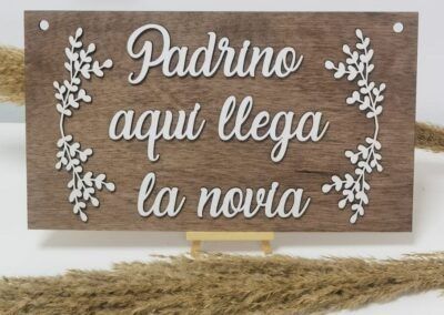 Cartel "Padrino aquí llega la Novia" emotivo