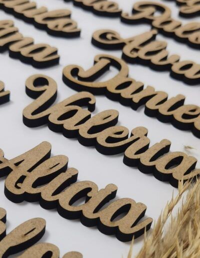 Marcasitios de madera personalizados para bodas