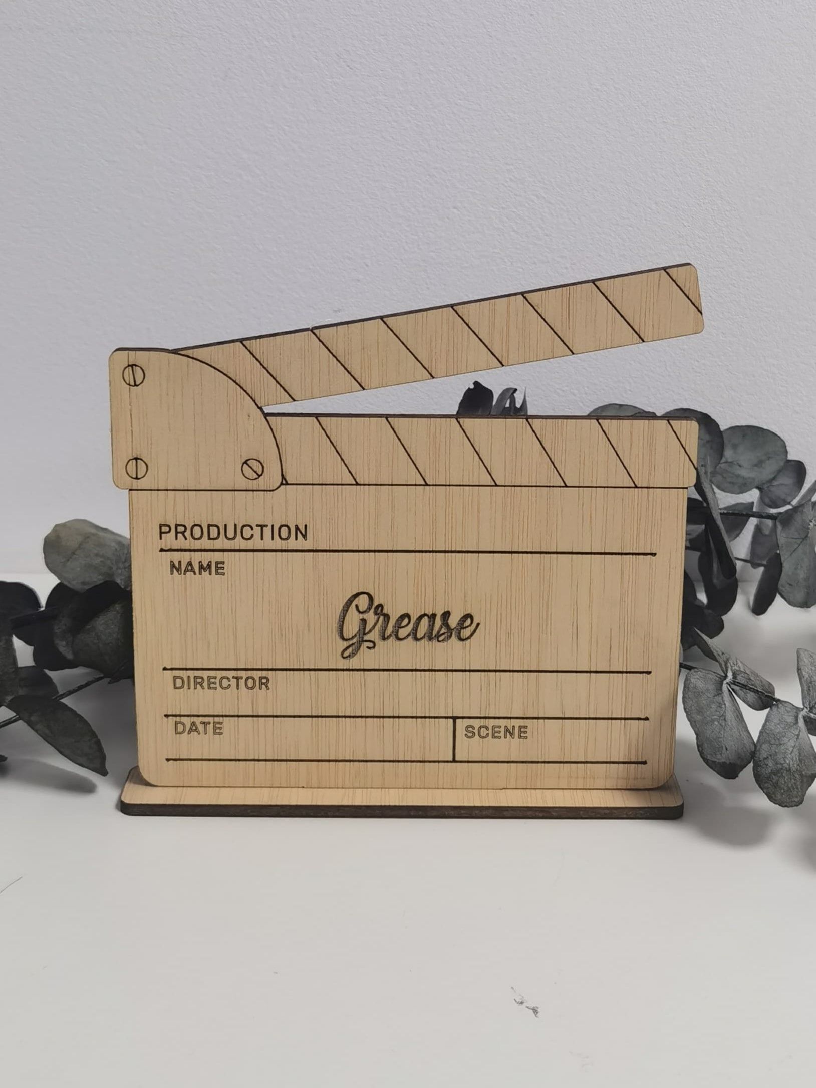 MESERO MADERA TEMATICO CLAQUETA CINE REGALOS BODA PARA INVITADOS MARCASITIOS MADERA TICKET ENTRADA CINE TEATRO MUSICA