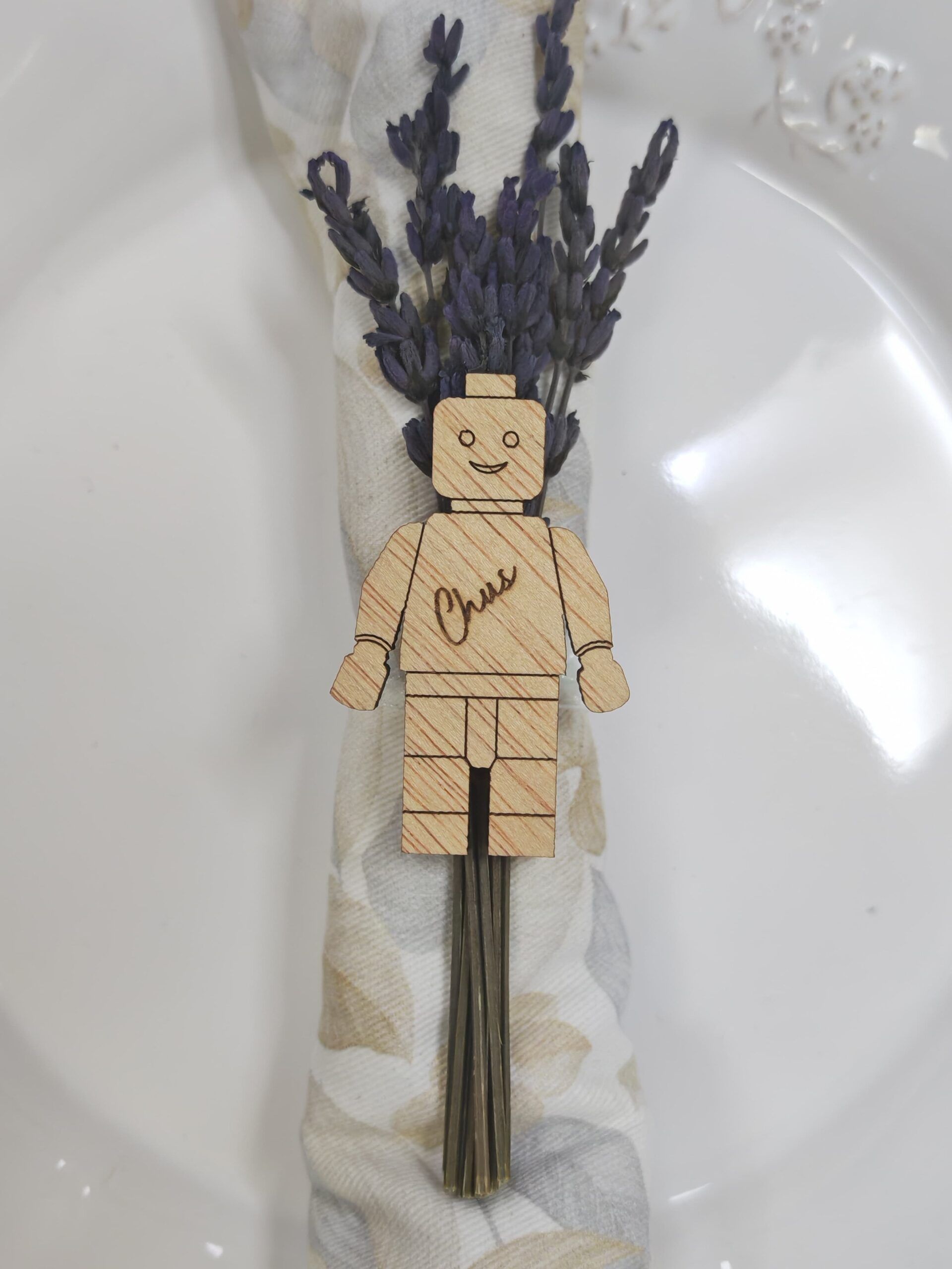 REGALOS BODA PARA INVITADOS MARCASITIOS MADERA MUÑECO CHICO LEGO PELICULA