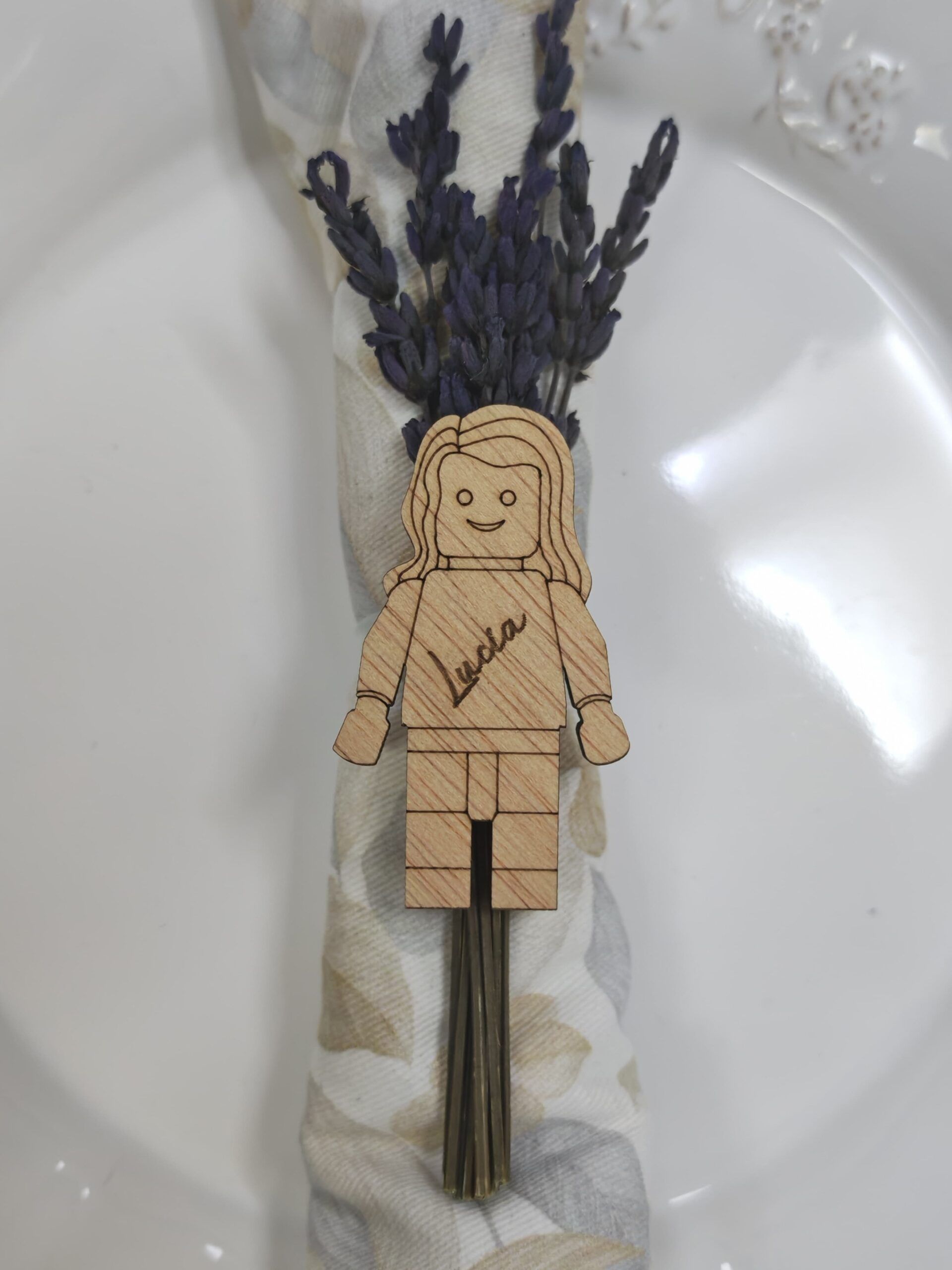 REGALOS BODA PARA INVITADOS MARCASITIOS MADERA MUÑECO LEGO CHICA PELICULA